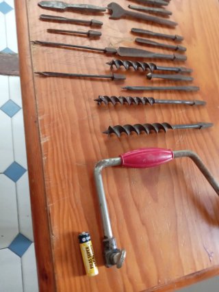 Antiguo taladro berbiquí con brocas