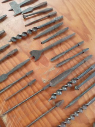 Antiguo taladro berbiquí con brocas