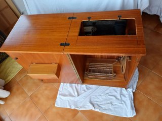 Máquina de coser SINGER en mueble