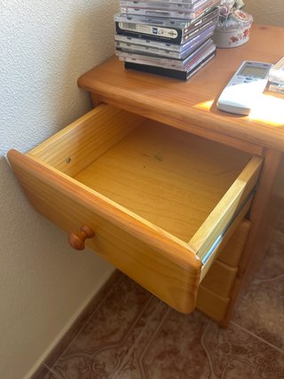 Scrivania grande in legno con cassetti