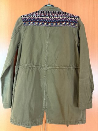 Parka Stradivarius verde militar detalles Étnicos