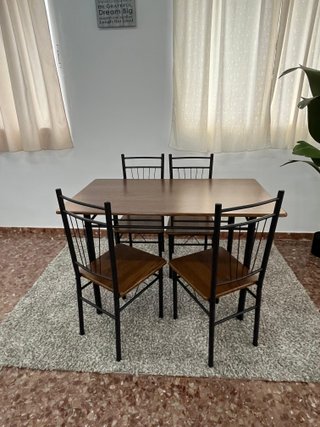 Mesa y 4 sillas nuevas de cocina/ bares