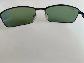 Gafas de sol Ray-Ban negras y verdes