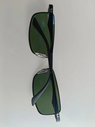 Gafas de sol Ray-Ban negras y verdes