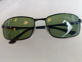 Gafas de sol Ray-Ban negras y verdes