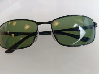 Gafas de sol Ray-Ban negras y verdes
