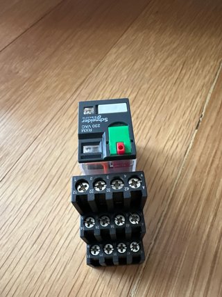 2 Relés Schneider Electric + Zócalos RXZE2S
