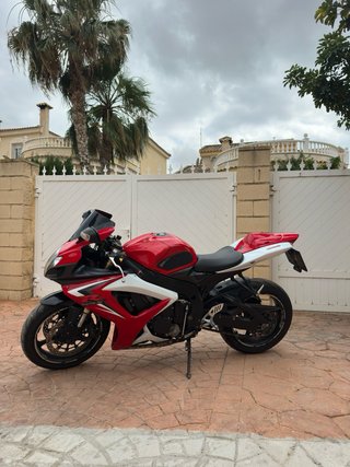 Suzuki GSXR 600 Roja y Blanca