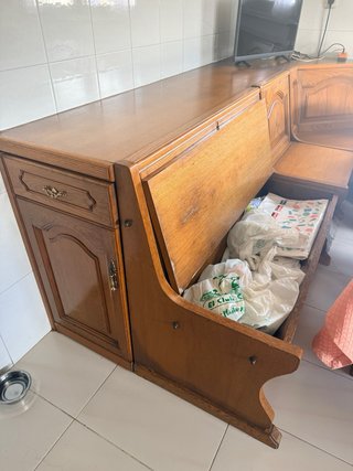 Muebles cocina rústicos de madera con con banco y