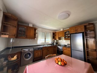 Muebles cocina rústicos de madera con con banco y