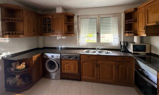 Muebles cocina rústicos de madera con con banco y
