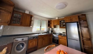 Muebles cocina rústicos de madera con con banco y