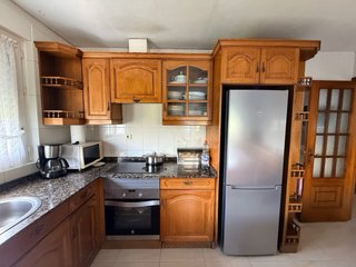 Muebles cocina rústicos de madera con con banco y
