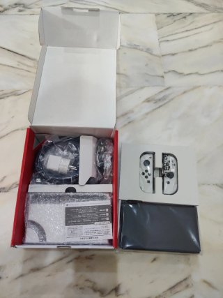 Nintendo Switch OLED Bianca e Nera