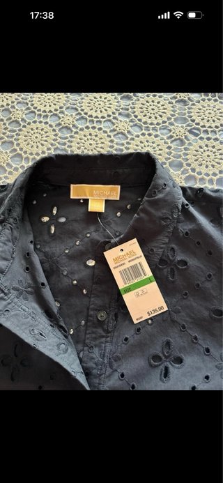 Camisa Michael Kors bordada azul marino.