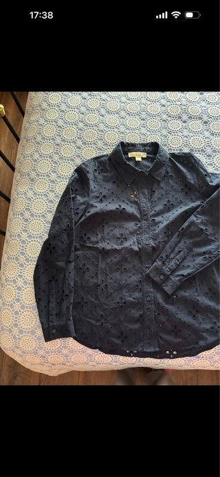 Camisa Michael Kors bordada azul marino.