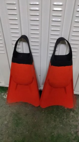 Aletas de natación naranjas y negras