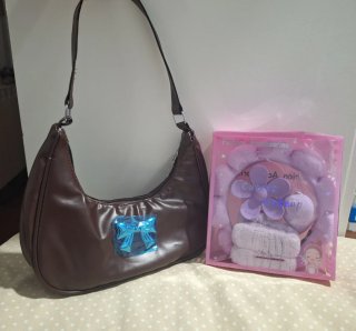 Bolso Marrón Media Luna + Kit Maquillaje Morado