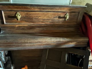 Piano de madera antiguo