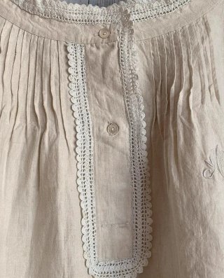 Camisón antiguo de lino con encaje