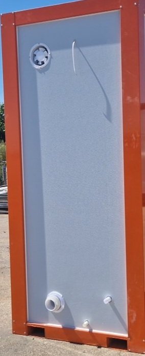 Cabina portátil con llave, lavabo e inodoro.