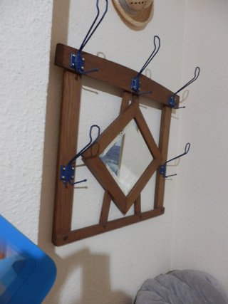Perchero de madera con espejo con patina