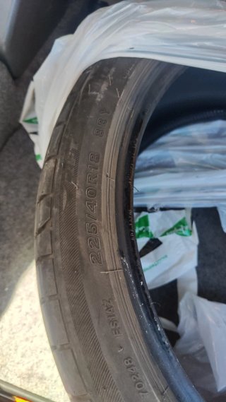 Neumático Bridgestone 225/40/18