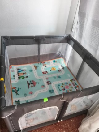 Parque infantil para bebés con alfombra