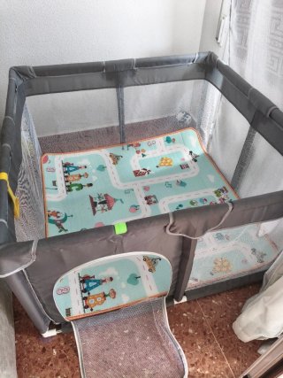 Parque infantil para bebés con alfombra