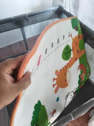 Parque infantil para bebés con alfombra