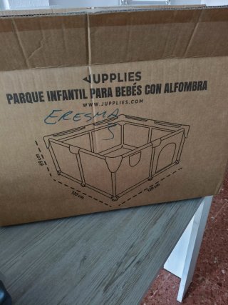 Parque infantil para bebés con alfombra