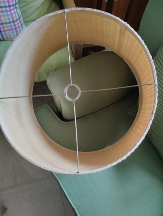 Pantalla grande lámpara pie beige y marrón