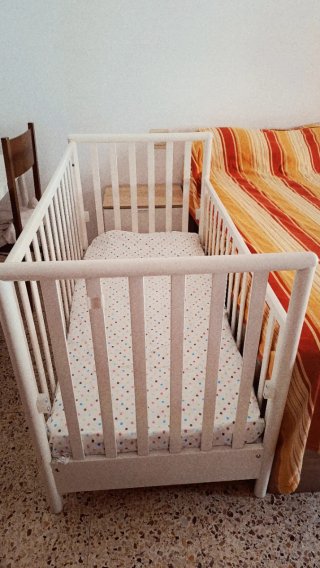 Culla bianca per neonato