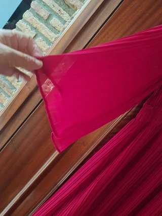 Vestido rojo plisado manga ancha