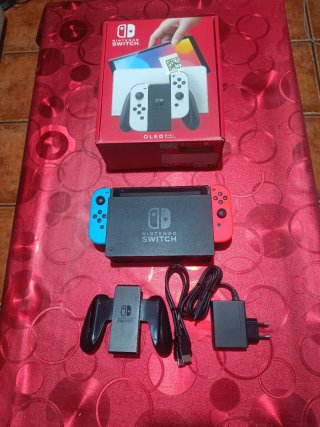Nintendo Switch blu e rosso