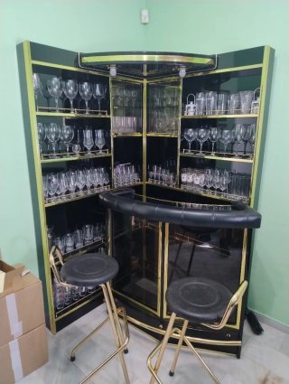 Mueble Bar con Barra Negra y Dorada