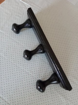 Perchero de madera negro