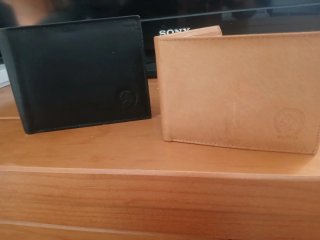 Cartera de cuero negra y marrón