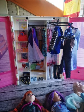 Guardaroba Barbie con bambole e vestiti