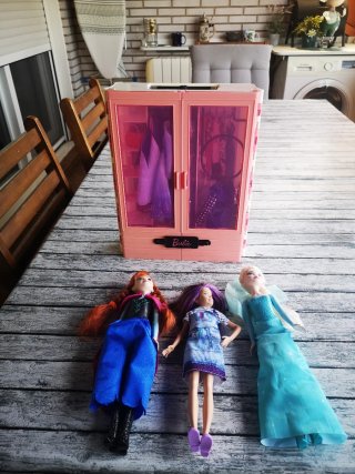 Guardaroba Barbie con bambole e vestiti