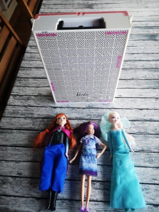 Guardaroba Barbie con bambole e vestiti