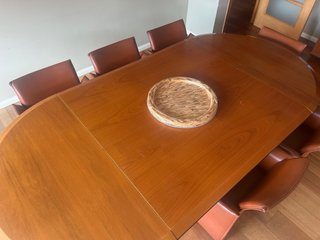 Mesa de comedor ovalada de madera