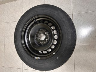 Rueda de repuesto con gato y tornillos