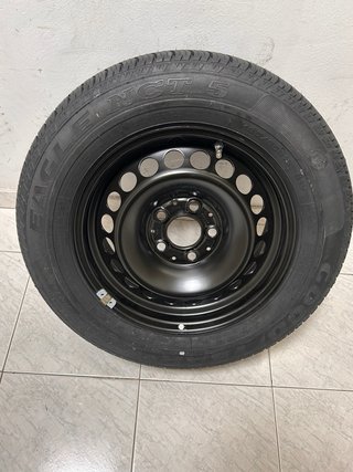 Rueda de repuesto con gato y tornillos
