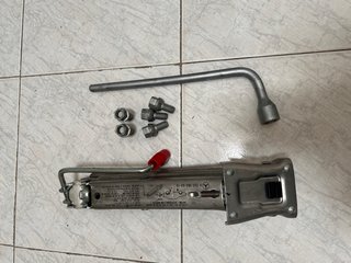 Rueda de repuesto con gato y tornillos