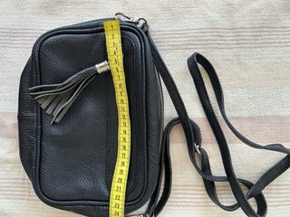 Borsa Bata in pelle nera con nappina