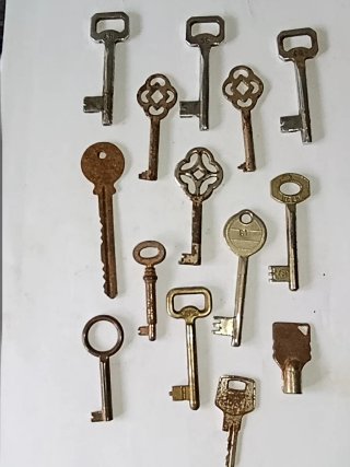 Lote de 14 llaves antiguas decorativas