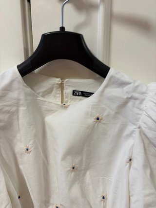 Blusa blanca de flores bordadas talla S ZARA