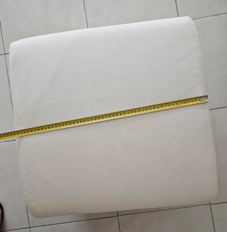 Puf blanco con patas metálicas