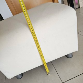 Puf blanco con patas metálicas